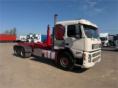 VOLVO FM12.340 6X4 SLEEPER HOOKLOADER 2 Seats Sleep Cab Steel Susp Diesel - WHITE AND RED - BV52YFN - Hookloader