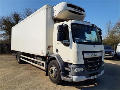 DAF LF230 4X2 DAY EURO 6 FRIDGE BOX 2 Seats Day cab Air Susp 27.5ft Diesel - WHITE - DX70TGZ - 2 Door Fridge Box Van Body