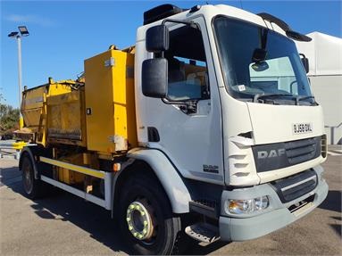 DAF LF55.220 4X2 DAY ECON HOTBOX WITH WASTE SKIP 3 Seats Day cab Steel Susp Diesel - WHITE - BJ58OXL - 2 Door Tarmac Hot Box