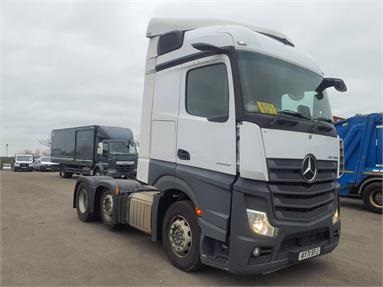 MERCEDES-BENZ ACTROS 2545 6X2 STREAMSPACE EURO 6 TRACTOR UNIT 2 Seats Sleep Cab Air Susp Diesel - WHITE - AY71SFJ - 2 Door Tractor Unit