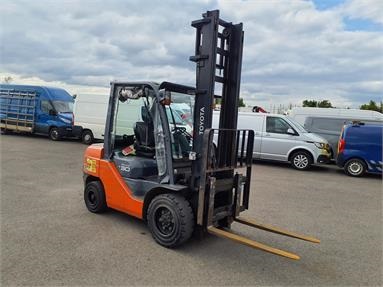 TOYOTA TONERO 30 3-TON FORKLIFT Diesel - RED - HG40586 - Plant Item