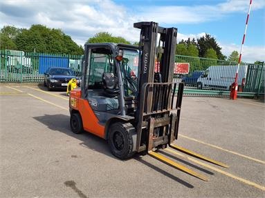 TOYOTA TONERO 30 3-TON FORKLIFT Diesel - RED - HG40695 - Plant Item